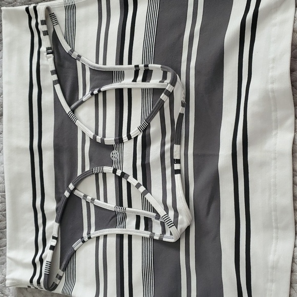 Lululemon Cool RacerbackVGUC, great condition. Size 10, no riptag - Picture 3 of 4